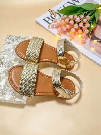 1 Paar modische Kindersandalen, goldene Mädchen-Flachsandalen, goldfarbener gewebter Riemen mit Klettverschluss, weiche rutschfeste und abriebfeste Sohle, geeignet für Sommerausflüge, Bankette, Treffen, Partys, Feiertage, Freizeitreisen