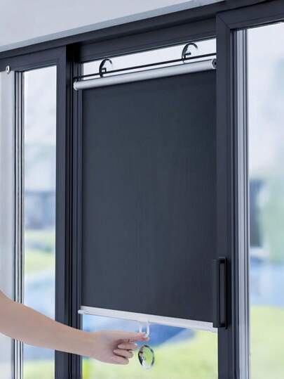 1 Rèm cuốn cản sáng di động có giác hút, chống nắng, cách nhiệt, tạo sự riêng tư, không cần lắp đặt, vật dụng cần thiết cho cửa sổ khi đi du lịch, nghỉ lễ, nhà cửa, phòng ngủ, văn phòng, phòng tắm, hoặc dùng làm tấm che nắng trên xe hơi cho gia đình và du khách.