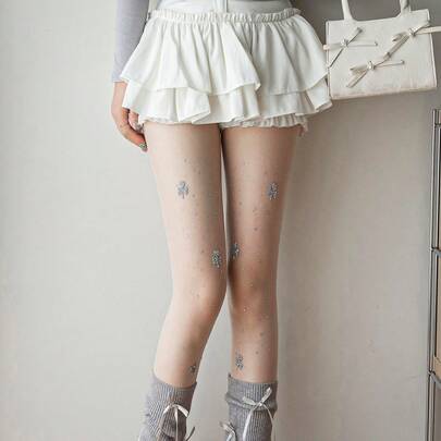 1双银色四叶草水晶连裤袜 - 饰有幸运四叶草图案和3D水晶装饰，3种颜色可选。高腰设计不易滑落，适合春季穿着，可搭配可爱或时尚的造型。