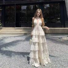 La mujer cuelga un vestido largo con una capa de pastel junto a una hoja de volantes de cuello V profundo. - Blanco - Ver 2