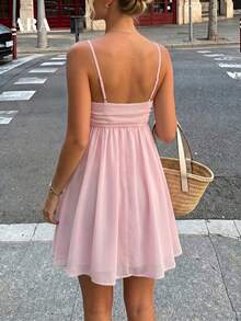 Vestido Mini Slip Feminino ARA CHIC, Caimento Babydoll Fluido com Alças Finas, Busto Torcido e Franzido em Chiffon, Vestido de Verão para Praia e Férias, Looks Sexy Baddie - Rosa chiclete - Visão 2