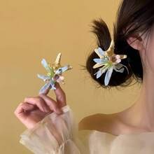 2/4pcs Charming Daisy Flower Hair Clips, Photo Props For Party, Minimalist & Fashionable Beach Travel Hair Accessories, Suitable For Daily Use, Summer Beach, Vacation, Holidays And Travel. Holiday Decorations, Photo Booth Props, Party Decor, Festival Hair Clips, Perfect Gift For Her - View 4