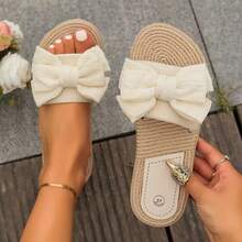 1 Đôi - Sandal hở mũi chống trượt, thanh lịch, nhẹ nhàng, cổ điển, kiểu dáng nơ buộc, thời trang mới Xuân/Hè 2026. Thích hợp cho bãi biển, kỳ nghỉ, tiệc tùng, hẹn hò và mặc hàng ngày. Dép đế bằng nhẹ, thoải mái để ở nhà. - A - Xem 21