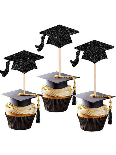 24 Parça Siyah ve Altın Renkli Mezuniyet Pastası Süsleri - Şık siyah simli mezuniyet şapkası tasarımıyla öne çıkan bu cupcake süsleri, mezuniyet sezonunda pastaları ve çiçek aranjmanlarını süslemek için mükemmeldir. Mezuniyet partileri, temalı etkinlikler, okul dönüşü kutlamaları, doğum günü partileri ve daha fazlası için idealdir.
