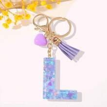 一款专为女性设计的时尚钥匙扣。这款树脂字母钥匙扣配有紫色链条、紫色心形流苏和精美亮片。 - 紫色 - 查看 6