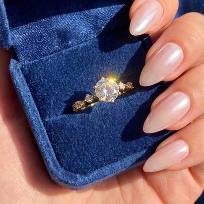 1枚925纯银奢华戒指，单颗锆石六爪镶嵌，简约优雅，适合女性日常通勤、派对等各种场合，高品质，精致珠宝礼品。