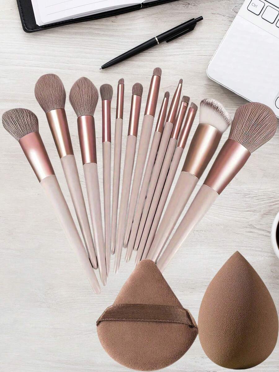 Bộ dụng cụ trang điểm 15 món, với các cọ mềm bao gồm cọ nền, cọ highlight, cọ má hồng, cọ phấn mắt và nhiều kiểu dáng khác. Các cọ có đầu cọ dày và mềm mại, nhẹ nhàng trên da, thấm đều phấn và dễ dàng thực hiện các bước trang điểm nền, trang điểm mắt và tạo khối. - Bộ cọ trang điểm - Xem 1