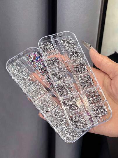 1 caja de 12 rejillas con aproximadamente 1440 piezas de cristales de colores mixtos planos, decoraciones para uñas, adecuado para manicura DIY, decoración facial, ropa y accesorios, encanto para uñas de mujer, suministros de arte de uñas - Uñas de Año Nuevo y Navidad, adecuado para el Día de San Valentín, la vida diaria, el Festival Qixi, la Navidad