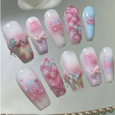 10片手工制作的长棺材形美甲贴纸，风格可爱甜美。Y2K渐变腮红底色，点缀着星星、棋盘格、波点和彩色水钻。