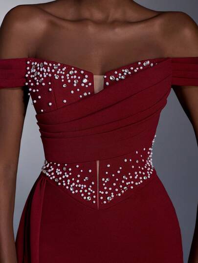 AOSHABABI burgunderrotes Off-Shoulder Meerjungfrauenkleid, dekoriert mit Perlen und Strass, die Details mit roten Strass hervorhebend. Geeignet für alle formellen Anlässe, Musikfestivals, Galas, Hochzeitsgäste, Feiertagsfeste, Abschlussbälle, Cocktailpartys, Dates, Urlaube und Brautjungfernkleider. Party