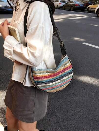 1个波西米亚风彩虹条纹编织新月包，轻便单肩包，配有可调节PU皮肩带，女士夏季沙滩休闲斜挎包