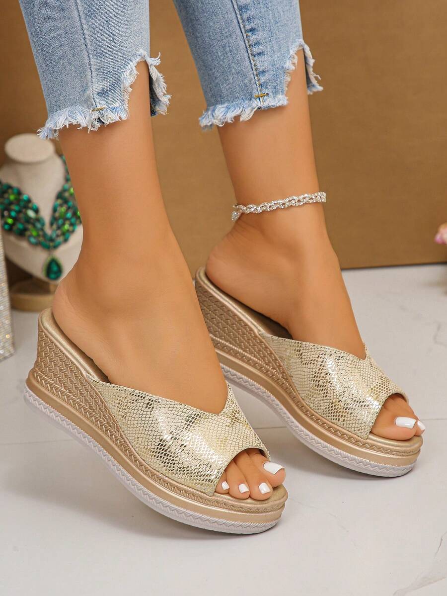 Sandales compensées d'été pour femmes en nouveau style décontracté, motif de peau de serpent dorée, semelle épaisse. Sandales compensées glamour à décoration tressée dorée, style ouvert, pour une utilisation quotidienne. Sandales compensées de plage de style mode, bout rond surélevé, talon haut, pour la plage et les vacances - Doré - Voir 1