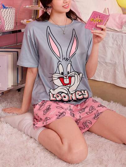 Noctvar OBM Sleepwear X LOONEY TUNES Bộ đồ ngủ nữ gồm áo tay ngắn in họa tiết và quần short in họa tiết toàn thân màu hồng, kiểu dáng rộng rãi, thoáng khí, thoải mái, gồm 2 món.