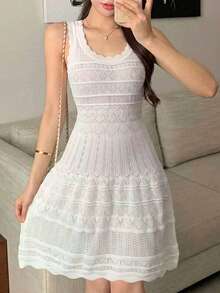 白色V领针织吊带连衣裙，女士夏季修身收腰无袖A字短裙 - 白色 - 查看 3
