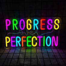 Beyond Perfect Progress 霓虹燈牌－拋光金屬質感、塑膠材質、壁掛式、開關控制、USB供電、多用途，適用教室與臥室的勵志牆面裝飾，免電池、工廠直供、可客製化、低電壓、附玻璃貼配件、耐摔底座、不發燙 - 紅色,紫色,黃色,冰藍,綠色,玫紅 - 查看 1