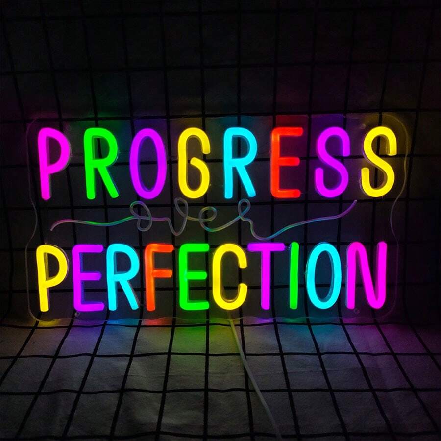 Beyond Perfect Progress 霓虹燈牌-拋光金屬質感、塑膠材質、壁掛式、開關控制、USB供電、多用途,適用教室與臥室的勵志牆面裝飾,免電池、工廠直供、可客製化、低電壓、附玻璃貼配件、耐摔底座、不發燙 - 紅色,紫色,黃色,冰藍,綠色,玫紅 - 查看 1