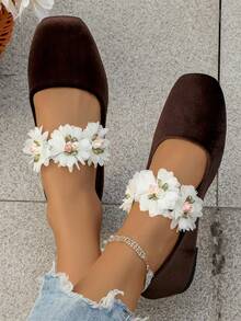 Sepatu Mary Jane Kupu-kupu Beludru Cokelat, Sepatu Balerina Bertali Ujung Persegi, Nuansa Retro Lembut, Sepatu Slip-On Serbaguna dan Nyaman untuk Ukuran Besar, Cocok untuk Gaun dan Beraktivitas Sehari-hari - Bunga berwarna cokelat dan merah muda - View 2