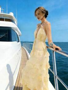 The Woman Hangs A Long Dress With A Cake Layer Next To A Deep V-Neck Ruffled Sheet. - 杏色 - 查看 2