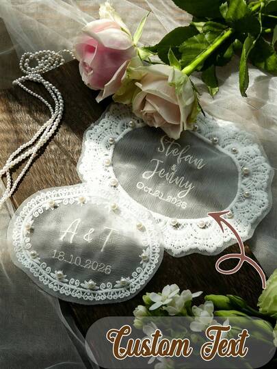 Hình thêu trang trí váy cưới theo yêu cầu, miếng vá ren cá nhân hóa tên và ngày cưới của cô dâu, miếng vá thêu tùy chỉnh để trang trí váy cưới, phụ kiện váy cưới ren và ngọc trai thanh lịch, kỷ niệm cô dâu lãng mạn, quà tặng cô dâu độc đáo.
