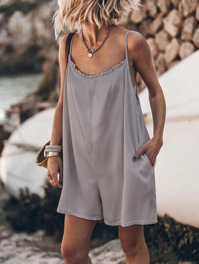 Macacão feminino de verão, cor sólida, com alças e babados, modelagem solta. Elegante e casual, perfeito para praia e festas. Novidade para a Páscoa e o Dia das Mães.
