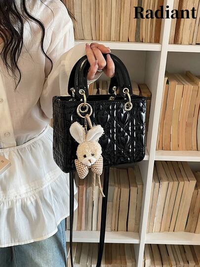 Túi xách nữ chần hình thoi, túi xách mini, túi đeo vai/đeo chéo cổ điển thời trang và đa năng dành cho nữ, kèm theo một mặt dây chuyền trang trí miễn phí, phù hợp cho đi làm, mua sắm, hẹn hò và đi chơi.