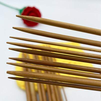 Bộ 4 kim đan hai đầu bằng tre cacbon hóa, dài 25cm, bao gồm 18 kích cỡ từ 2.0mm đến 10mm, tương thích với sợi ren, sợi đan dày kiểu Iceland và các chất liệu có độ dày khác nhau, thích hợp để đan băng đô, khăn choàng, chăn và các sản phẩm thủ công khác.