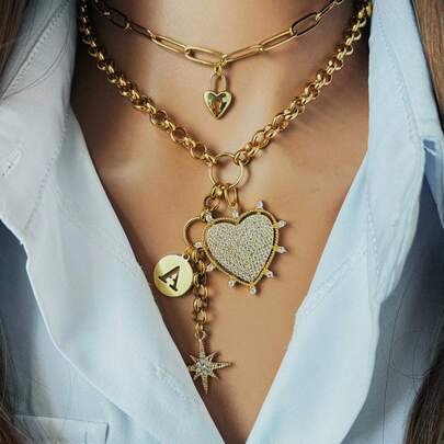 Bộ dây chuyền mặt chữ cái dành cho nữ, gồm 26 mặt chữ cái, 1 mặt hình trái tim, 1 mặt hình ngôi sao bát giác, 1 dây chuyền ngắn và 1 dây chuyền khóa hình trái tim. Có thể đeo nhiều lớp, thanh lịch và sang trọng, phù hợp cho các bữa tiệc và là một lựa chọn quà tặng tuyệt vời.