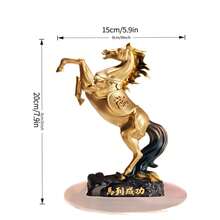 这款2D亚克力“骏马奔腾”摆件，以黑色和金色为主色调，置于透明底座上，尽显精致质感。常摆放在办公桌或书房，象征着勇往直前、事业蒸蒸日上，寓意吉祥如意，激励人心，传递祝福。在现代商务空间中，它不仅增添了一份优雅的氛围，更寄托着对事业腾飞和喜讯连连的美好祝愿。 - 金色 - 查看 5