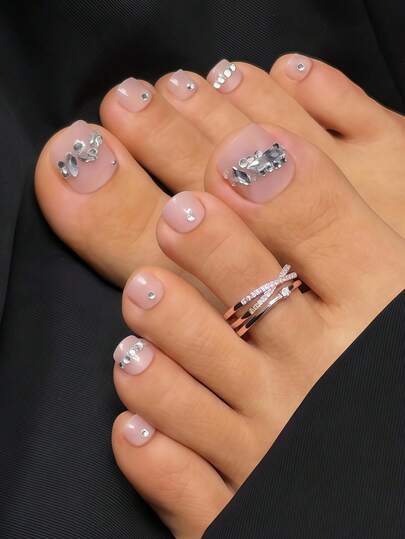 24 móng chân giả nén, màu nude, trang trí kim cương lấp lánh, móng giả bán thành phẩm có thể đeo được, độ bóng mượt, trông như thật, có thể tái sử dụng cho nữ, dễ đeo và tháo gỡ, bao gồm keo dán móng và dũa móng, dụng cụ tự làm móng nghệ thuật, thích hợp cho các bữa tiệc, dạ hội và các dịp khác.
