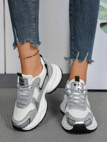 Giày thể thao thường ngày mới, giày thể thao đế dày kiểu Preppy, giày unisex mũi tròn buộc dây, phối lưới và da, thoáng khí, đa năng, in họa tiết graffiti, thích hợp cho sinh viên, hoạt động ngoài trời, leo núi, đi bộ đường dài, đi chơi, đi làm. Kích cỡ nhỏ hơn 1 size. - trắng - Xem 5