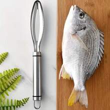Raspador de escamas de pescado de acero inoxidable, con hoja dentada fina de doble cara, que elimina rápidamente las escamas de pescado sin salpicaduras ni dañar la piel. Construcción de una sola pieza de acero sólido, resistente a la oxidación, con mango largo antideslizante para un agarre fácil. Orificio para colgar para su almacenamiento, adecuado para el hogar, la cocina, el procesamiento de mariscos frescos, las cocinas de restaurantes y los entusiastas de la pesca para limpiar fácilmente los peces vivos. - Ver 11
