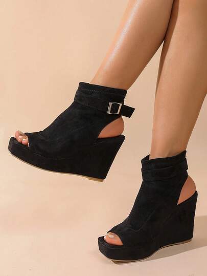 1 đôi sandal đế xuồng bằng da lộn mới, thích hợp cho hoạt động ngoài trời, đi làm, dự tiệc.