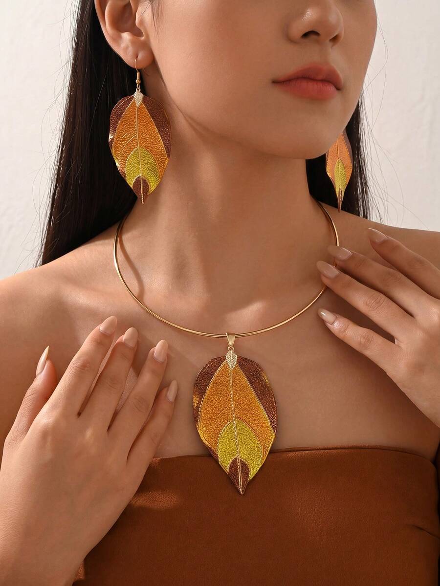 Bộ trang sức 3 món phong cách Thu/Đông cổ điển gồm dây chuyền và bông tai hình lá vẽ sơn dầu, dây đen với thiết kế kim loại uốn cong, quà tặng cao cấp độc đáo, phù hợp cho sử dụng hàng ngày, kỳ nghỉ, tiệc tùng và các dịp khác (hiệu ứng in bất đối xứng). - Cổ áo - Xem 1