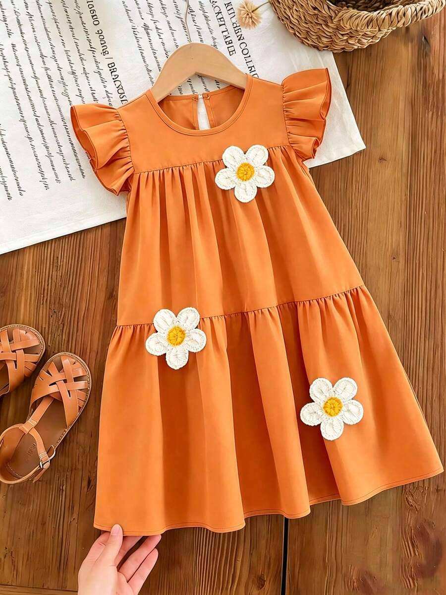 Robe fleurie légère pour l'été pour filles, avec décoration de marguerite au crochet 3D et manches évasées ludiques, jupe ample plissée multicouche, convient aux filles de 4 à 7 ans pour un usage quotidien et les vacances - Orange - Voir 1
