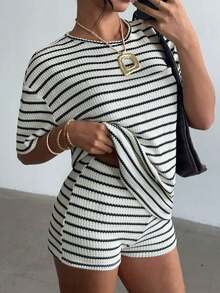Conjunto de 2 piezas para mujer: camiseta de manga corta con cuello redondo y hombros descubiertos, a rayas blancas y negras, y pantalones cortos holgados a rayas con cintura elástica, adecuado para uso diario, ir al trabajo, ocasiones casuales, vacaciones, estilo bohemio de verano. - Blanco y Negro - Ver 5