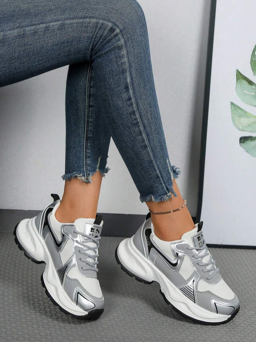 Giày thể thao thường ngày mới, giày thể thao đế dày kiểu Preppy, giày unisex mũi tròn buộc dây, phối lưới và da, thoáng khí, đa năng, in họa tiết graffiti, thích hợp cho sinh viên, hoạt động ngoài trời, leo núi, đi bộ đường dài, đi chơi, đi làm. Kích cỡ nhỏ hơn 1 size.