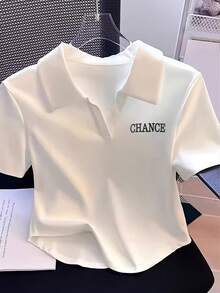 优雅白色女士 Polo 领短袖 T 恤，采用聚酯纤维面料，不对称下摆，短款设计，高弹面料，饰以时尚印花，适合夏季办公室休闲穿着。 - 白色 - 查看 6