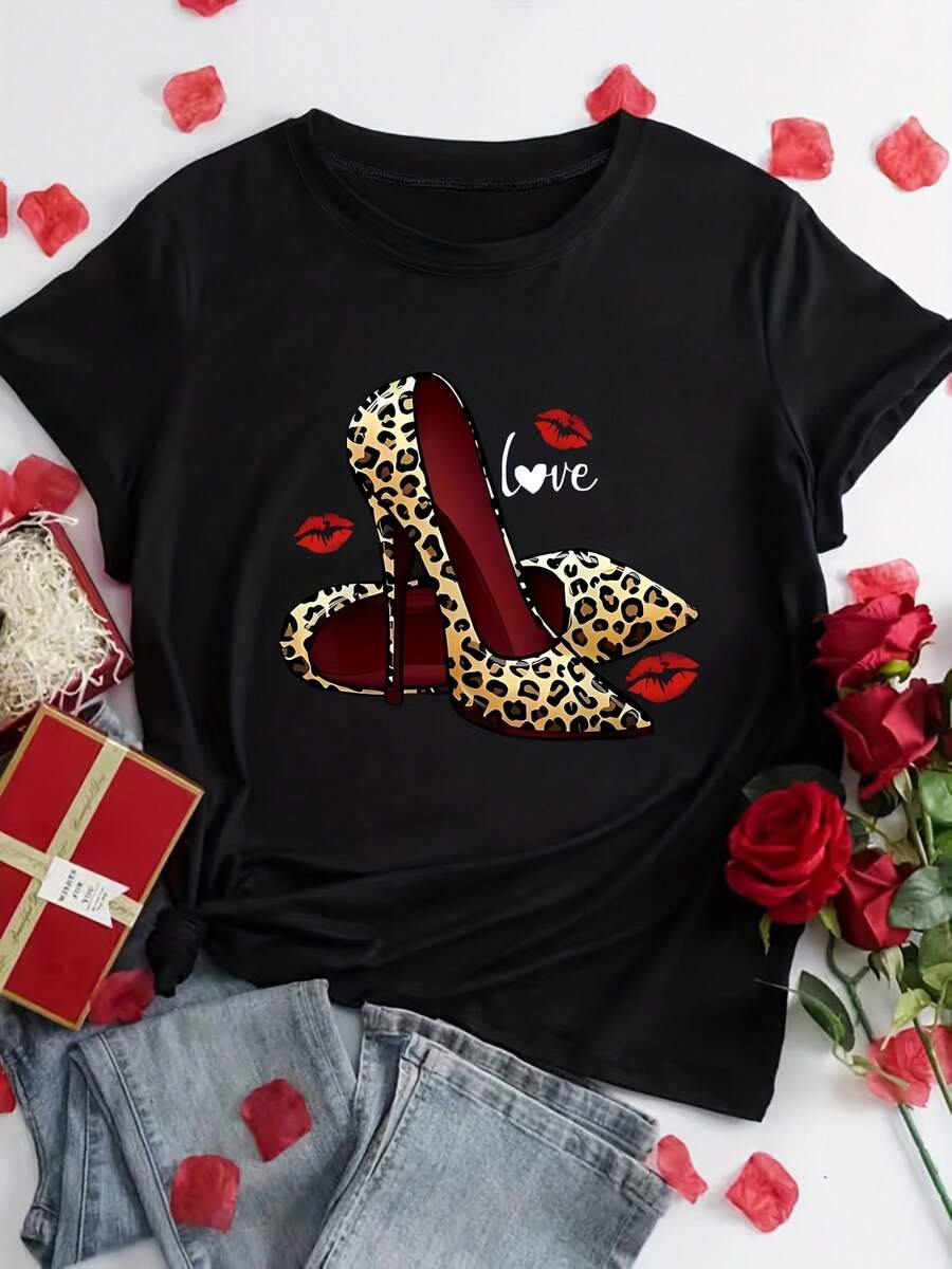 Unisex Size. Plus Size Women's Summer Cotton T-Shirt. One Piece Printed With A Leopard Print, High Heels, The Word "Love," And A Lip Print. Fashionable Summer T-Shirt For Women, 180 Grams, Casual Wear, Top, Geometric Print, Heart-Shaped Text Design, Soft Texture, Lightweight Fabric, Fashionable T-Shirt, Printed Top, Casual Wear, For Young Women. - 黑色 - 查看 1