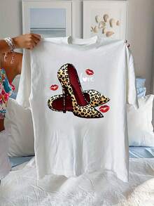 Unisex Size. Plus Size Women's Summer Cotton T-Shirt. One Piece Printed With A Leopard Print, High Heels, The Word "Love," And A Lip Print. Fashionable Summer T-Shirt For Women, 180 Grams, Casual Wear,  Top, Geometric Print, Heart-Shaped Text Design, Soft Texture, Lightweight Fabric, Fashionable T-Shirt, Printed Top, Casual Wear, For Young Women. - 白色 - 查看 6