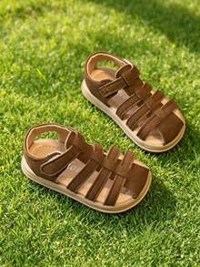 1 par de sandalias para niños con parte superior de PU, suela gruesa antideslizante, cierre de gancho y bucle, nuevo diseño de punta cerrada 2026 para proteger mejor los pies de los niños, forro suave y transpirable, adecuado para caminar, jugar, playa, uso casual - Granate - Ver 3