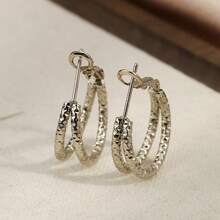 1 Đôi bông tai bạc dập nổi hình vòng đôi, thiết kế tối giản thanh lịch, phù hợp để đeo hàng ngày và đi làm. - Xem 9