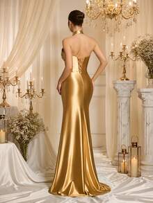 VIPGIRL Đầm dạ hội không tay cổ yếm sang trọng, quý phái với chất liệu kim loại vàng - Thiết kế thân áo xếp ly, eo ôm sát, xẻ tà cao bất đối xứng, dài chấm đất, phù hợp cho các buổi tiệc tối trang trọng và sự kiện thảm đỏ. - Rượu sâm banh - Xem 4