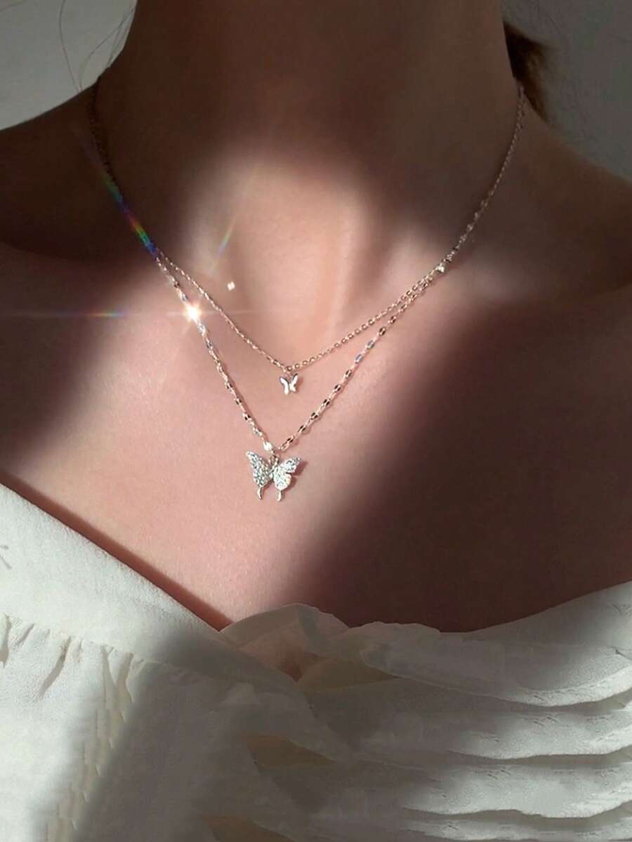 Dây chuyền hai lớp sang trọng, nhẹ nhàng với mặt dây chuyền hình trái tim bướm đính kim cương, kiểu dáng đa năng và độc đáo, phù hợp cho thanh thiếu niên.