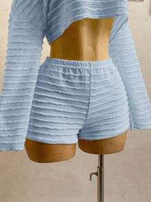 Conjunto de dos piezas para mujer color amarillo claro sólido, blusa asimétrica de hombro descubierto y shorts de tejido texturizado, estilo casual y fresco, ideal para vacaciones, playa, verano, uso diario y salidas relajadas - Azul 2 - Ver 5