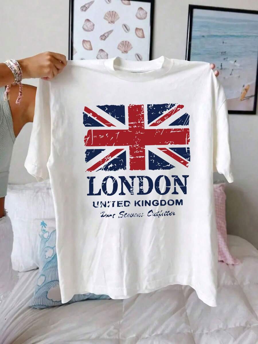 Áo thun nữ cổ tròn tay ngắn in chữ LONDON UNITED KINGDOM và cờ Anh. Đây là một chiếc áo giản dị, tươi mới và đa năng, phù hợp cho mùa xuân và mùa hè. Nó là một lựa chọn thời trang phù hợp cho trang phục thường ngày, đi nghỉ mát, và là một chiếc áo dành cho phong cách nữ tính và nghỉ dưỡng. Cũng phù hợp với phụ nữ có vóc dáng đầy đặn. Màu trắng. - trắng - Xem 1