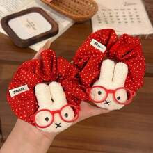 MIFFY 白色红点刺绣兔子发圈，可爱日式红白波点面料，搭配戴着红色眼镜的 3D 毛绒 MIFFY，柔软弹力带设计，轻盈可爱，适合日常、上学、办公、聚会等场合。 - 彩色 - 查看 6