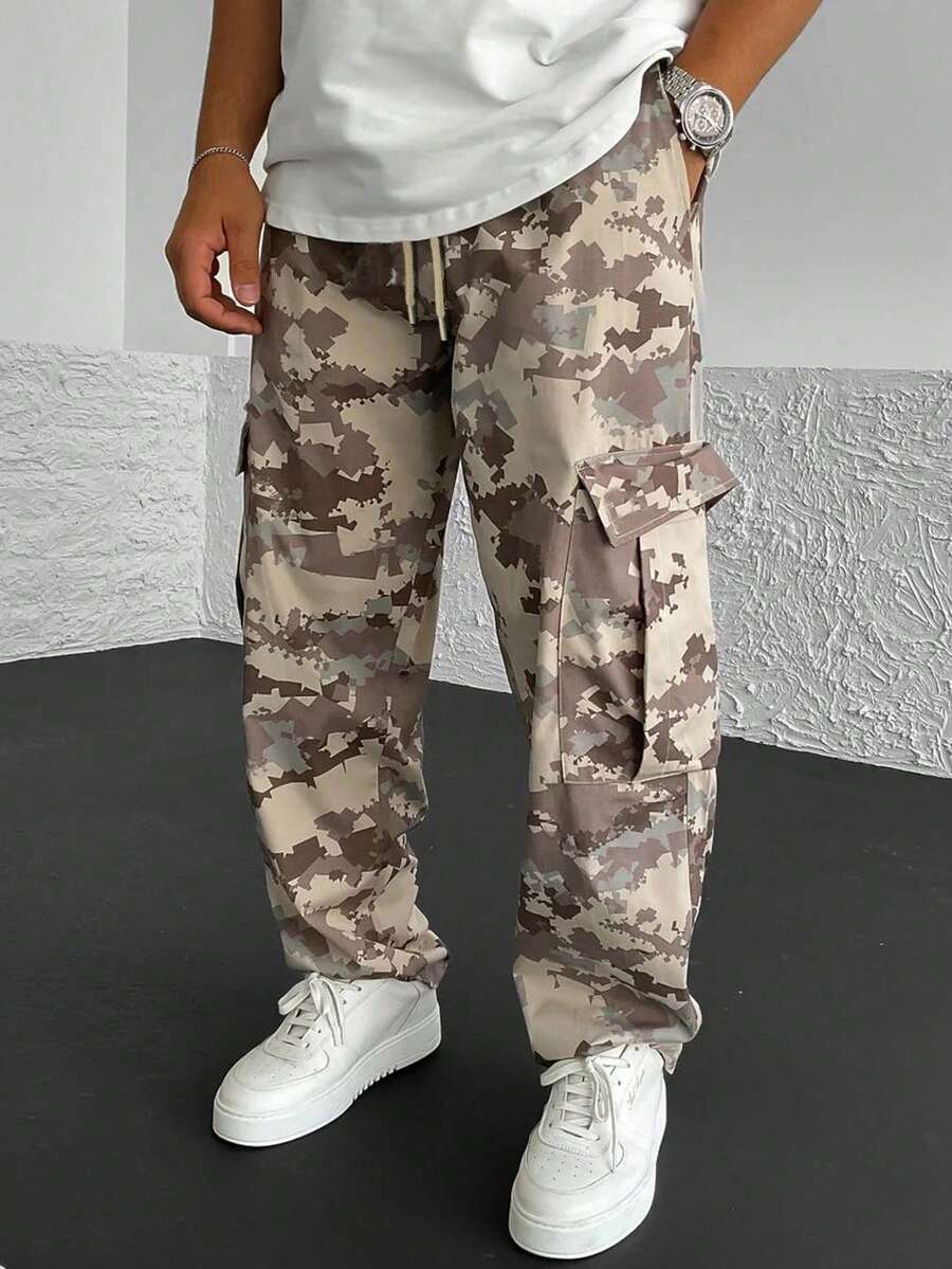 Pantalones cargo rectos y sueltos con estampado de camuflaje, bolsillo con solapa y cordón en la cintura para hombres Manfinity - Caqui - Ver 1