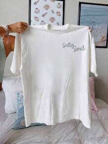 Áo thun nữ tay ngắn Salty Soul kiểu dáng thường ngày, in hình cây dừa và sóng biển. Áo cổ tròn thoải mái và đa năng, hoàn hảo cho kỳ nghỉ hè và những buổi đi chơi hàng ngày. Áo thun cỡ lớn. Màu trắng. - trắng - Xem 2