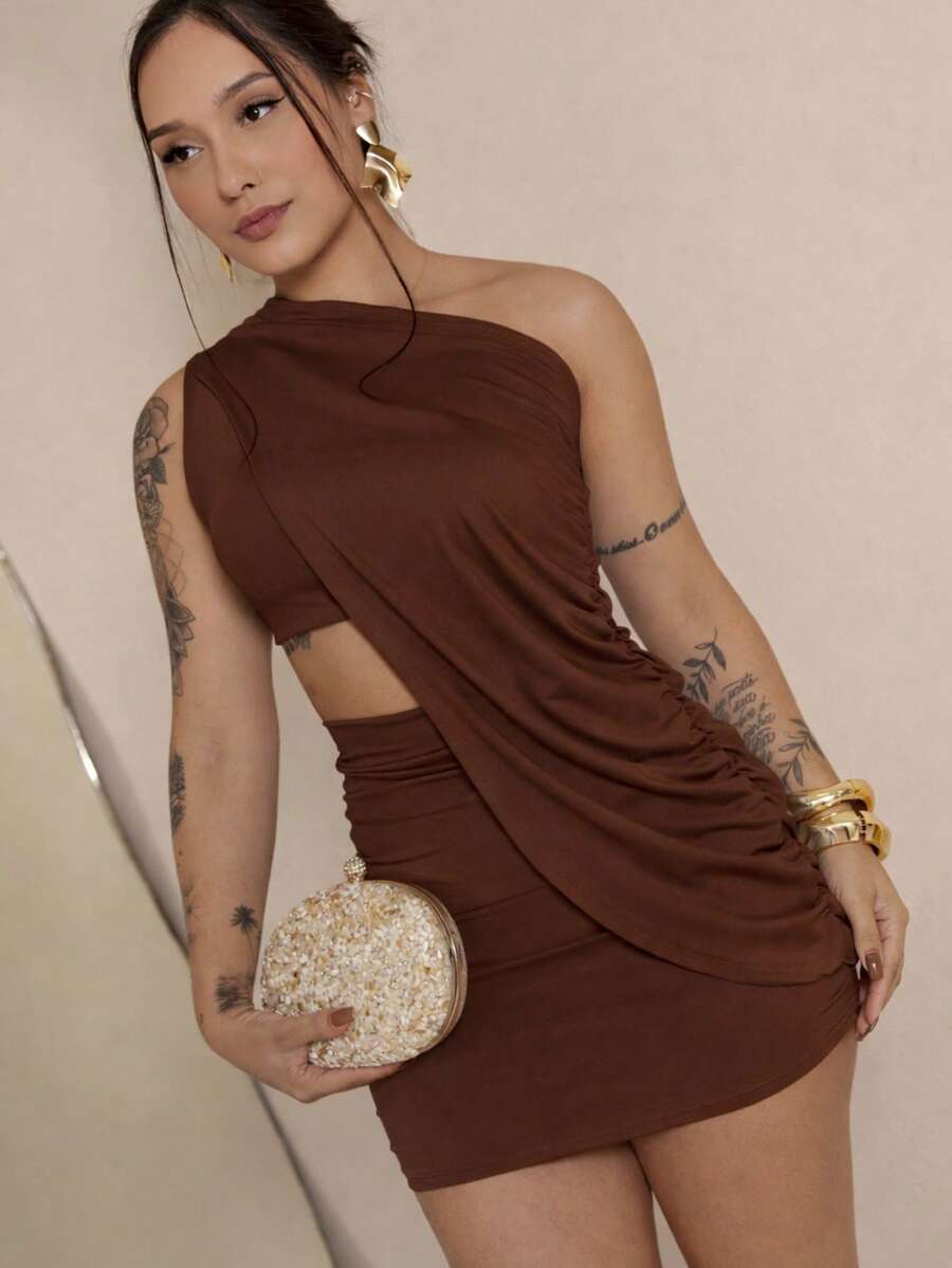 Women's 3-Piece Set - Elegant Women's Three-Piece Set For Christmas And New Year's - Party Set With One-Shoulder Blouse, Short Fitted And Draped Skirt - Sexy And Sophisticated Look For Parties, Gatherings And Events - Women's Summer 2025 Fashion - Ideal For New Year's Eve And End-Of-Year Parties - Colors: Red, White, Blue, Black And Pink - Sizes: S, M And L - Fashionable, Comfortable And Modern Women's Set, Perfect For Celebrating With Style And Sensuality - Complete Look To Stunning At End-Of-Year Parties. Simple, Elegant, Party, Asymmetrical, Cut-Out/Cut, Ruched, Wedding - 鏽棕色 - 查看 1