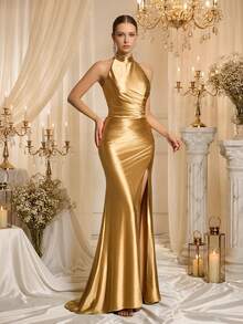 VIPGIRL Đầm dạ hội không tay cổ yếm sang trọng, quý phái với chất liệu kim loại vàng - Thiết kế thân áo xếp ly, eo ôm sát, xẻ tà cao bất đối xứng, dài chấm đất, phù hợp cho các buổi tiệc tối trang trọng và sự kiện thảm đỏ. - Rượu sâm banh - Xem 5
